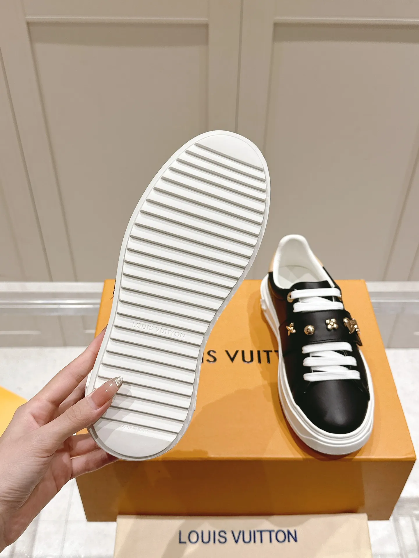 👟👟Ex-factory price 560👟👟 LV new white shoes, four-leaf clover🍀sunflower🌞 charm, add naughty and lively color to simple white shoes, easy to wear and durable, code number: 35+40 (41 customized)